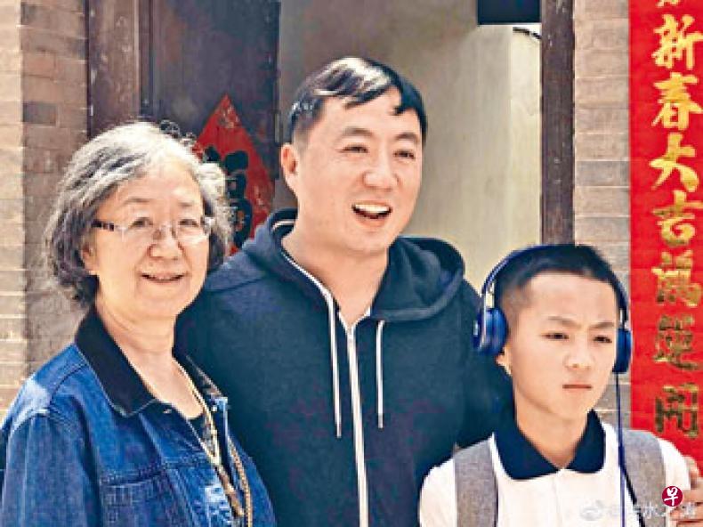 网传薄熙来长子李望知（中）与前妻李丹宇（左）一周前回山西老家探亲。（星岛日报））