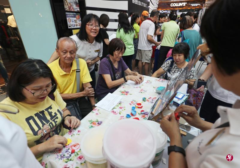 公众昨天在活动现场参与手工制作,并了解慈怀疗护和预先护理计划。公众可于今天前往西城购物商场一楼广场,聆听医疗工作者与看护者的经验分享。(林泽锐摄) 公众昨天在活动现场参与手工制作,并了解慈怀疗护和预先护理计划。公众可于今天前往西城购物商场一楼广场,聆听医疗工作者与看护者的经验分享。(林泽锐摄)