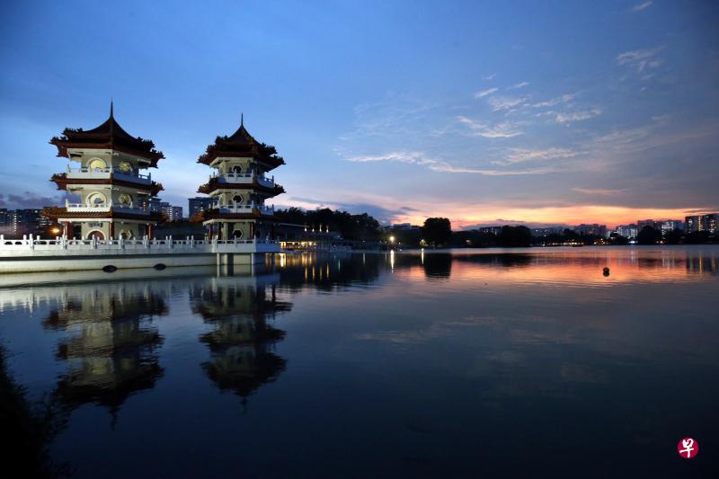 夕阳下的裕华园如诗如画。 夕阳下的裕华园如诗如画。