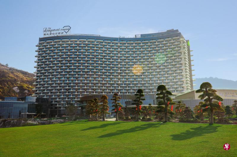 龙之梦乐园的第一座2000间客房五星级酒店月前开门迎客, 酒店中央的特制玻璃大笼里饲养多只猛虎供观赏。(受访者提供) 龙之梦乐园的第一座2000间客房五星级酒店月前开门迎客, 酒店中央的特制玻璃大笼里饲养多只猛虎供观赏。(受访者提供)