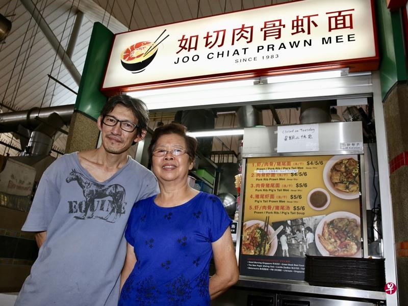 虾面嫂李秀春将手艺传给女婿谢德兴。(陈佩敏摄) 虾面嫂李秀春将手艺传给女婿谢德兴。(陈佩敏摄)