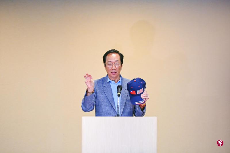 郭台铭本月6日召开记者会,拿出绣着青天白日满地红旗与美国国旗的帽子,呼吁北京重视“中华民国存在的事实”。(彭博社) 郭台铭本月6日召开记者会,拿出绣着青天白日满地红旗与美国国旗的帽子,呼吁北京重视“中华民国存在的事实”。(彭博社)