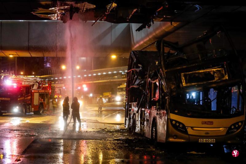 出事的九巴双层巴士被烧剩车架,上层车架更被烧至扭曲变形。消防员须要不断向遭波及的行人天桥桥底射水降温,以防死灰复燃。(法新社) 出事的九巴双层巴士被烧剩车架,上层车架更被烧至扭曲变形。消防员须要不断向遭波及的行人天桥桥底射水降温,以防死灰复燃。(法新社)