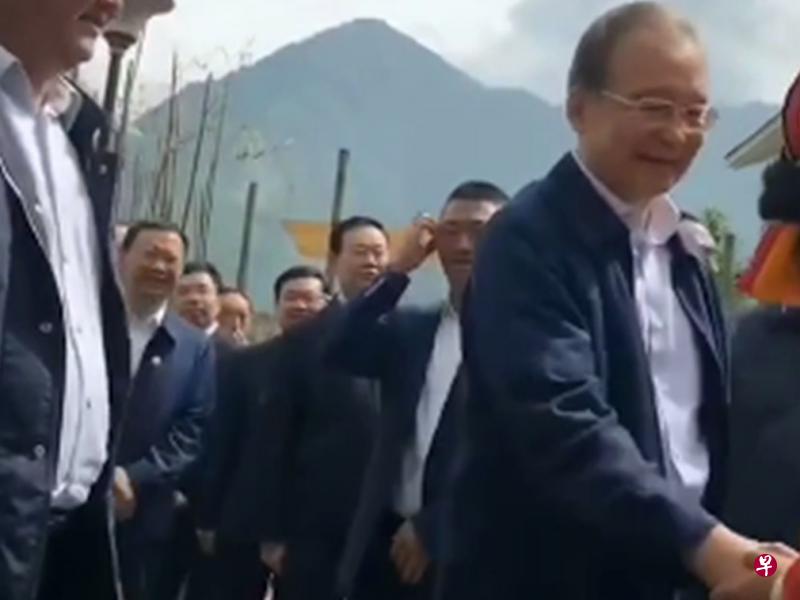 网传视频显示,今年77岁的温家宝于上周四到访四川省映秀镇的地震体验馆,精神很好,满面笑容,更与民众握手。(互联网) 网传视频显示,今年77岁的温家宝于上周四到访四川省映秀镇的地震体验馆,精神很好,满面笑容,更与民众握手。(互联网)