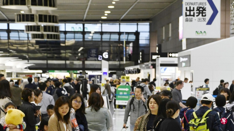 日本黄金周10天连假期间,成田机场出入境人次均突破6万,创下1978年以来的单日最高纪录。(共同社) 日本黄金周10天连假期间,成田机场出入境人次均突破6万,创下1978年以来的单日最高纪录。(共同社)