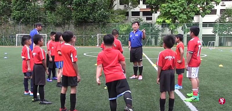 海军部的社区体育俱乐部约21名爸爸,每周日会为八九十名21岁以下的孩童提供免费足球课程。(受访者提供) 海军部的社区体育俱乐部约21名爸爸,每周日会为八九十名21岁以下的孩童提供免费足球课程。(受访者提供)