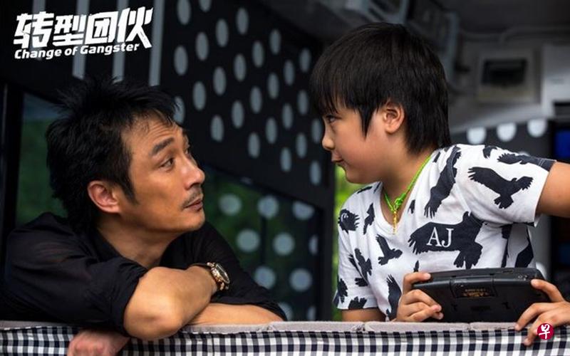 吴镇宇(左)与儿子费曼在中国宣传《转型团伙》。(互联网) 吴镇宇(左)与儿子费曼在中国宣传《转型团伙》。(互联网)