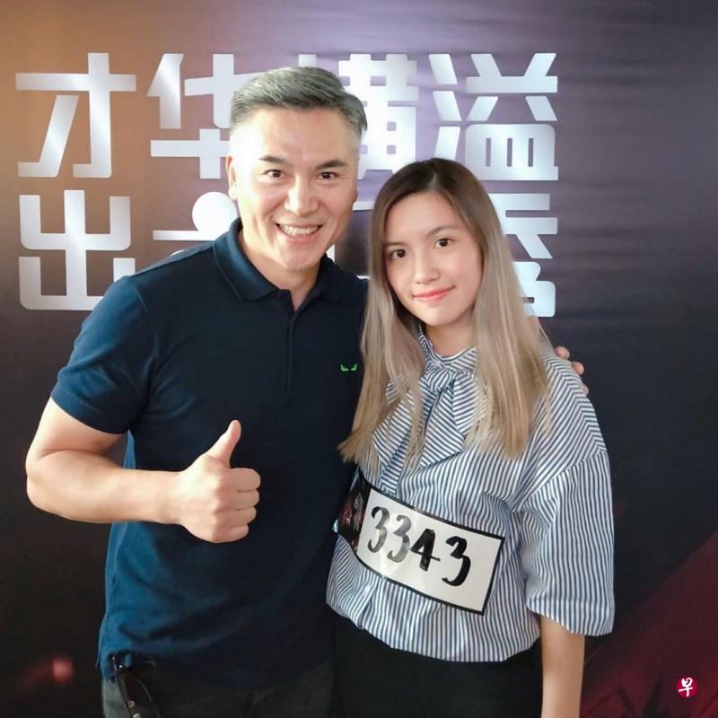 淳于珊珊(左)陪女儿淳于艺笛参加海选。(8频道IG) 淳于珊珊(左)陪女儿淳于艺笛参加海选。(8频道IG)