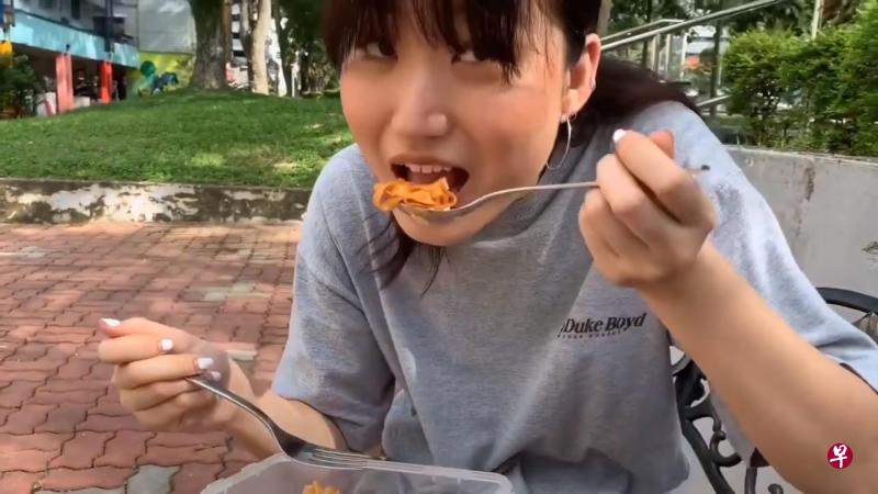 女郎表示,从垃圾桶找到的食物已经冷却。(取自网络) 女郎表示,从垃圾桶找到的食物已经冷却。(取自网络)