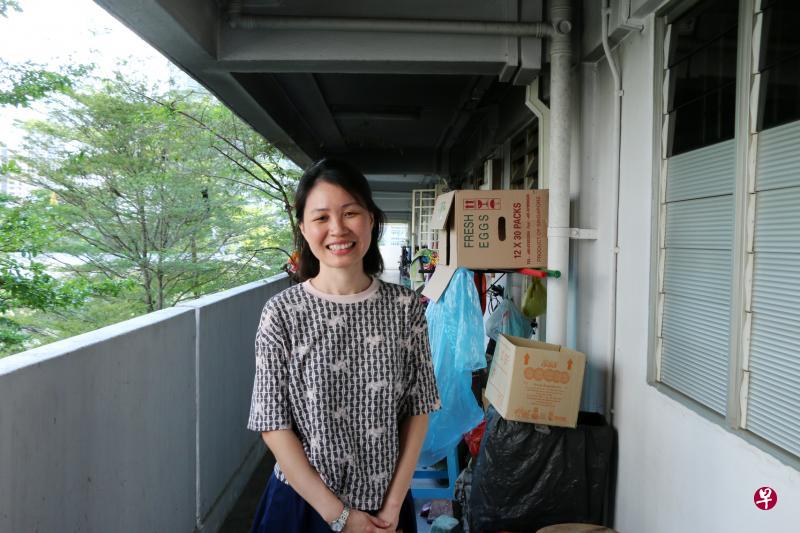 2010年投身社工行列的丘爱莉，每天的任务是到租赁组屋逐门逐户地探访居民，与他们建立良好的互动关系。（彼岸社会服务提供）