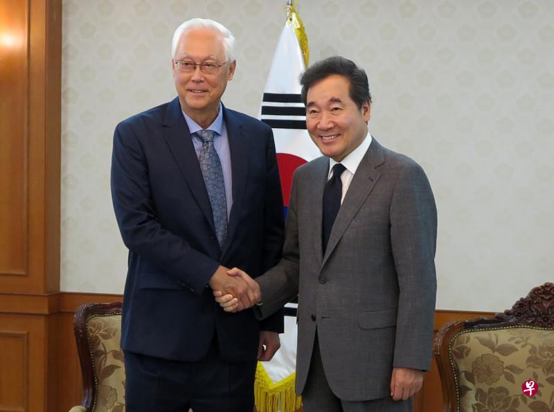 到韩国访问的荣誉国务资政吴作栋(左),昨天与韩国总理李洛渊会晤。(外交部提供) 到韩国访问的荣誉国务资政吴作栋(左),昨天与韩国总理李洛渊会晤。(外交部提供)