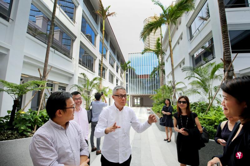 建筑师莫玮玮(白衣者)为记者讲解麦士威国际争议解决豪院修复后的建筑特点。图为其中一个庭院,中间的玻璃建筑为增建部分。(严宣融摄) 建筑师莫玮玮(白衣者)为记者讲解麦士威国际争议解决豪院修复后的建筑特点。图为其中一个庭院,中间的玻璃建筑为增建部分。(严宣融摄)