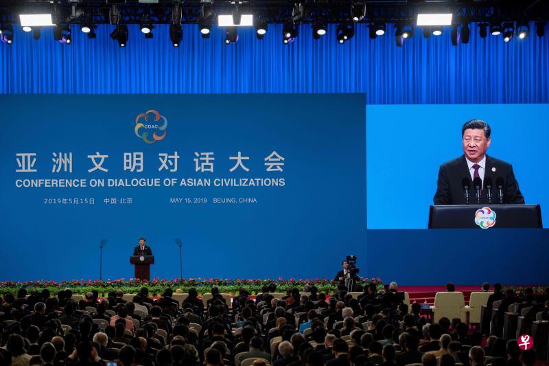 中国今天举行亚洲文明对话大会,中国国家主席习近平在开幕式上致辞强调,认为自己的人种和文明高人一等,执意改造甚至取代其他文明,在认识上是愚蠢的,在做法上是灾难性的。(法新社) 中国今天举行亚洲文明对话大会,中国国家主席习近平在开幕式上致辞强调,认为自己的人种和文明高人一等,执意改造甚至取代其他文明,在认识上是愚蠢的,在做法上是灾难性的。(法新社)
