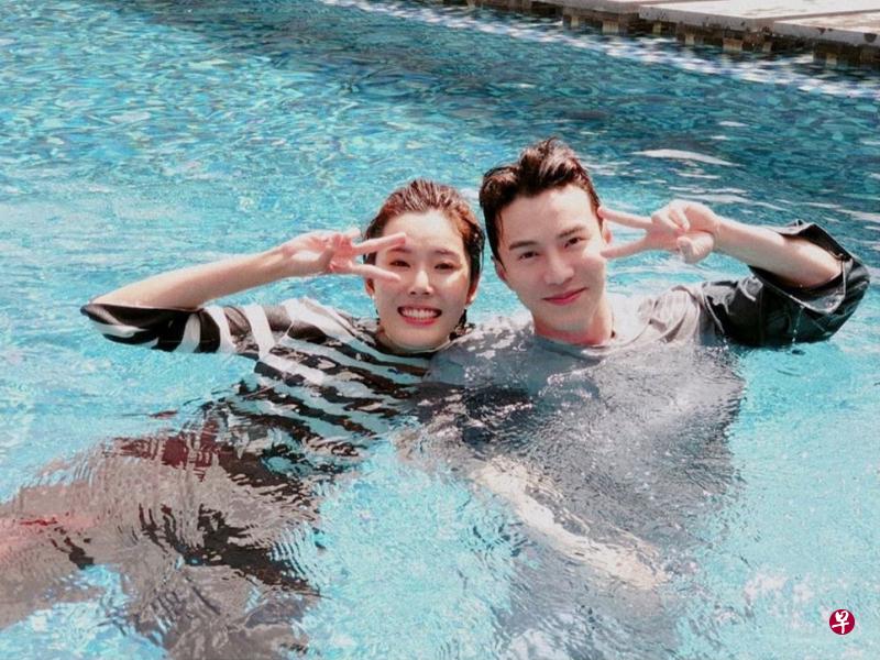 黄思恬(左)昨晚上传和王冠逸在水中的合照,宣告两人和解。(互联网) 黄思恬(左)昨晚上传和王冠逸在水中的合照,宣告两人和解。(互联网)