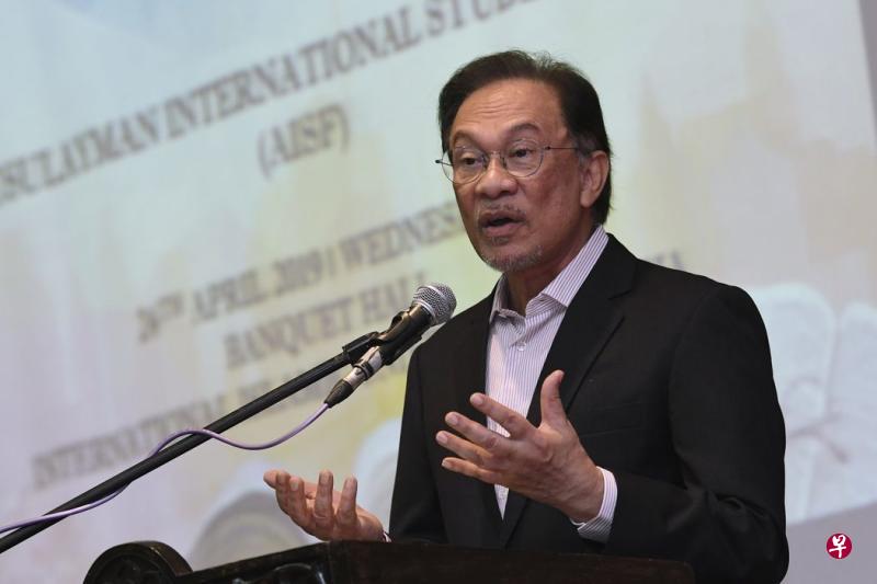 安华说,一旦他接班成为首相,现任首相马哈迪依然会扮演重要角色,因为后者是一位对国家贡献良多的政治家。(档案照 中国报) 安华说,一旦他接班成为首相,现任首相马哈迪依然会扮演重要角色,因为后者是一位对国家贡献良多的政治家。(档案照 中国报)