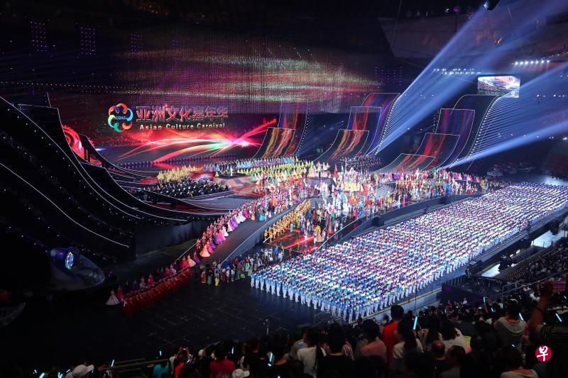 由中国中央广播电视总台主办、配合亚洲文明对话大会举行的亚洲文化嘉年华,昨晚在中国国家体育场“鸟巢”举行。图为交响互动大合唱《我们的亚细亚》。(新华社) 由中国中央广播电视总台主办、配合亚洲文明对话大会举行的亚洲文化嘉年华,昨晚在中国国家体育场“鸟巢”举行。图为交响互动大合唱《我们的亚细亚》。(新华社)