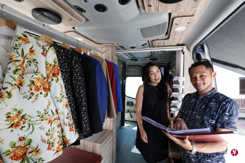 肯尼斯·谢和陈慧琳将商旅车内部改装成可展示各种西装款式的展厅,让客户一目了然。(邝启聪摄) 肯尼斯·谢和陈慧琳将商旅车内部改装成可展示各种西装款式的展厅,让客户一目了然。(邝启聪摄)