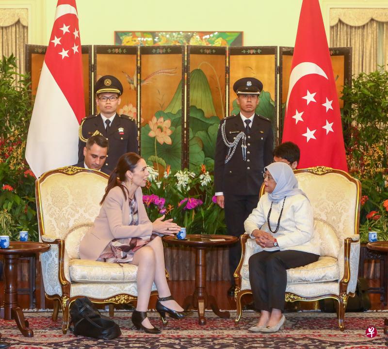 新西兰总理阿德恩(左)在总统府会见新加坡总统哈莉玛。(陈斌勤摄) 新西兰总理阿德恩(左)在总统府会见新加坡总统哈莉玛。(陈斌勤摄)