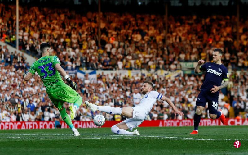 马里奥特(右)在比赛中梅开二度,为德比取得升级附加赛决赛。(路透社) 马里奥特(右)在比赛中梅开二度,为德比取得升级附加赛决赛。(路透社)