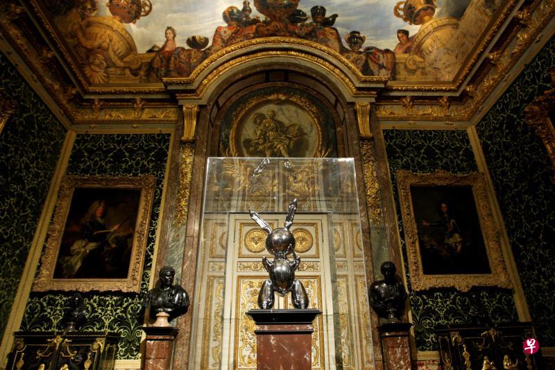 杰夫昆斯的作品《兔子》2008年在法国巴黎的凡尔赛宫展示。(路透社) 杰夫昆斯的作品《兔子》2008年在法国巴黎的凡尔赛宫展示。(路透社)