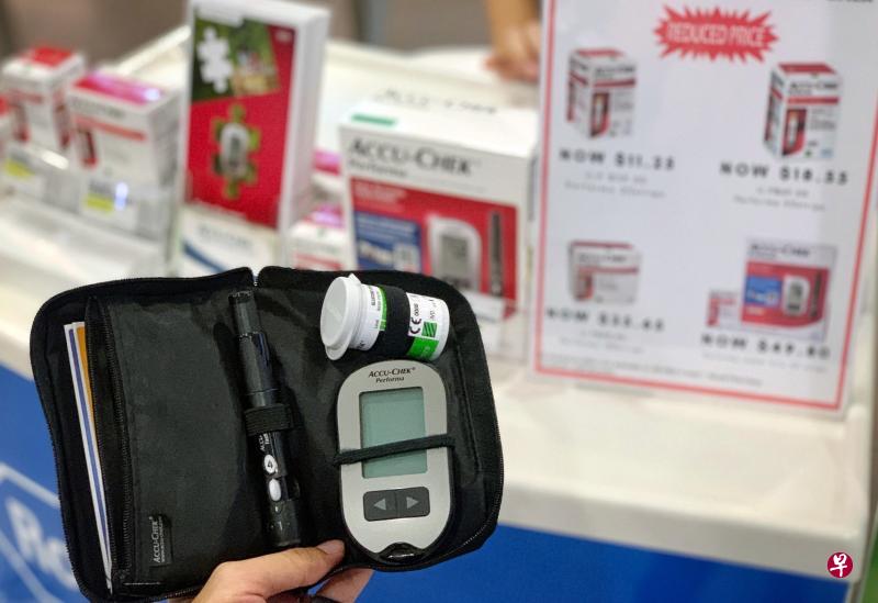 罗氏Accu-Chek Performa的糖尿病检测仪和测试纸,目前以更便宜的价格出售。(严宣融摄) 罗氏Accu-Chek Performa的糖尿病检测仪和测试纸,目前以更便宜的价格出售。(严宣融摄)