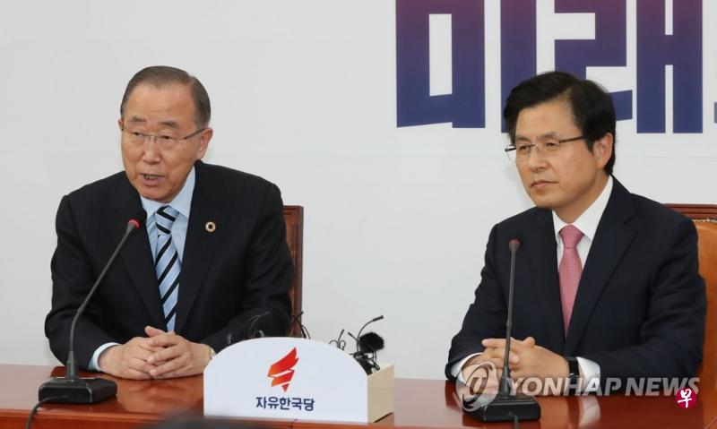 5月17日,韩国“治霾国家气候环境会议”主席潘基文与韩国最大在野党自由韩国党党首黄教安进行了交谈。(韩联社) 5月17日,韩国“治霾国家气候环境会议”主席潘基文与韩国最大在野党自由韩国党党首黄教安进行了交谈。(韩联社)