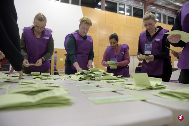 澳洲选举委员会工作人员忙着计算选票。(彭博社) 澳洲选举委员会工作人员忙着计算选票。(彭博社)