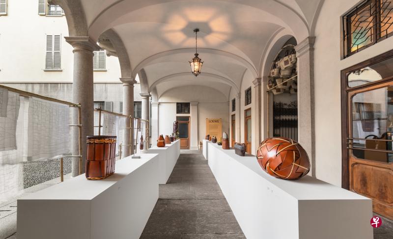 西班牙LOEWE与国际艺术家、工匠赋予编织新演绎,举行《篮子》家居展。 西班牙LOEWE与国际艺术家、工匠赋予编织新演绎,举行《篮子》家居展。