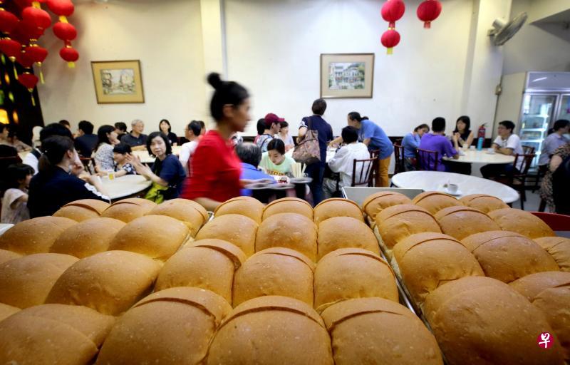 喜园咖啡店新鲜出炉的手工圆头白面包。 喜园咖啡店新鲜出炉的手工圆头白面包。