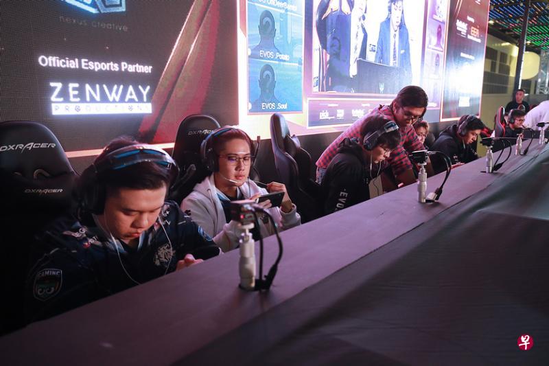 新加坡EVOS战队成员林俊文(左起)、古泽彬博、温伟星、陈政维和钟儒琪。(唐家鸿摄) 新加坡EVOS战队成员林俊文(左起)、古泽彬博、温伟星、陈政维和钟儒琪。(唐家鸿摄)