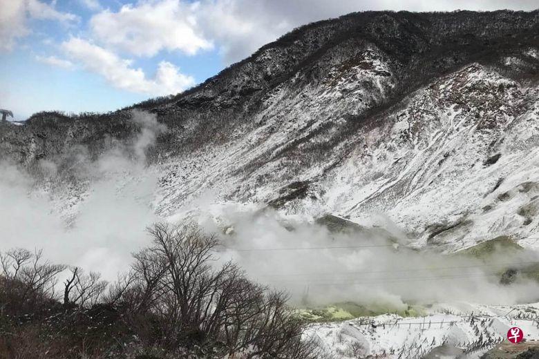海拔1438米高的箱根山是日本其中一个活火山,四年前曾发生小规模爆发。(取自推特) 海拔1438米高的箱根山是日本其中一个活火山,四年前曾发生小规模爆发。(取自推特)
