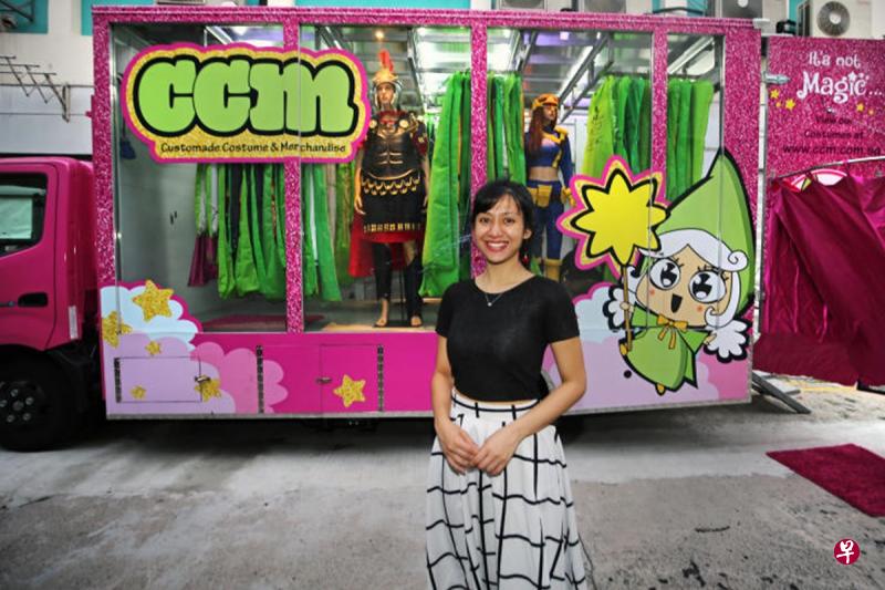 服装出租负责人梁丝娜说,流动服装出租车能为顾客带来便利,提供不一样的体验。 服装出租负责人梁丝娜说,流动服装出租车能为顾客带来便利,提供不一样的体验。