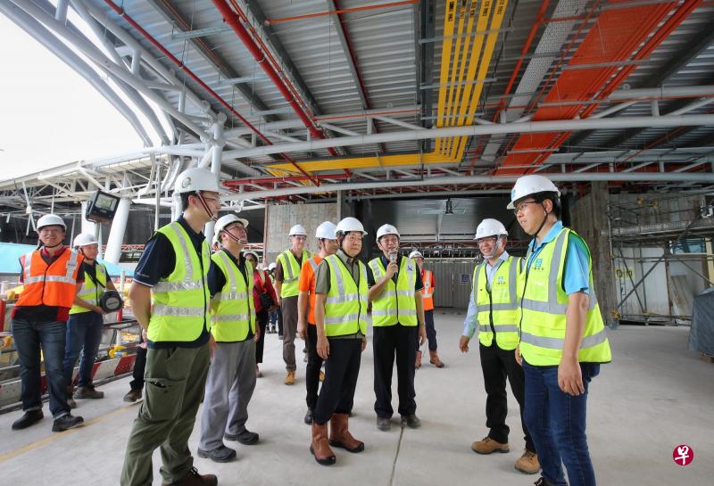 基础建设统筹部长兼交通部长许文远今午到坎贝拉站工地视察。（严宣融摄）