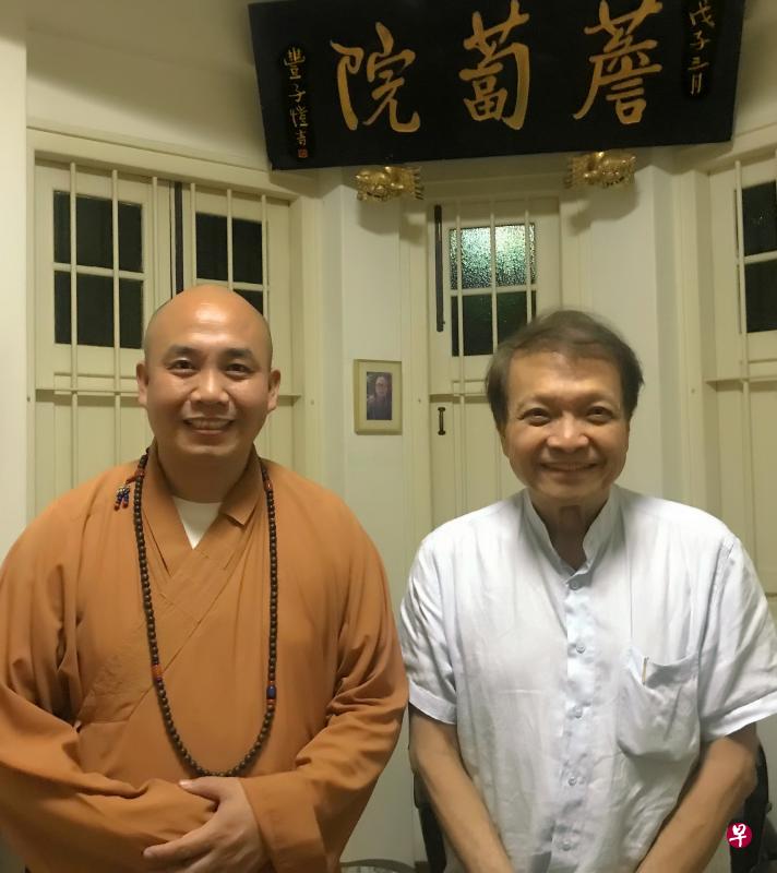 照光法师（左）与陈瑞献摄于『广洽纪念馆』。（潘正镭摄）