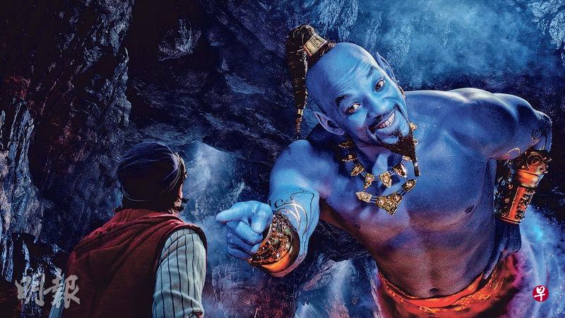 《阿拉丁》最新预告片中,威尔史密斯变回全身蓝色的精灵。(互联网) 《阿拉丁》最新预告片中,威尔史密斯变回全身蓝色的精灵。(互联网)