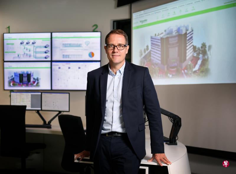 杜德明认为,本地中小型制造业者的第二代积极采用科技,是施耐德扩展业务的良机。(龙国雄摄) 杜德明认为,本地中小型制造业者的第二代积极采用科技,是施耐德扩展业务的良机。(龙国雄摄)