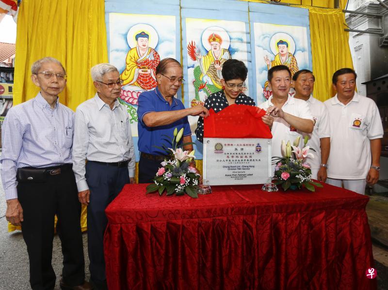 花蒂玛医生(左四)与众弘福利协会主席林汉存(左三)和崇佛林主席张民德(左五),一同为义诊所主持揭幕仪式。(特约林琬清摄) 花蒂玛医生(左四)与众弘福利协会主席林汉存(左三)和崇佛林主席张民德(左五),一同为义诊所主持揭幕仪式。(特约林琬清摄)