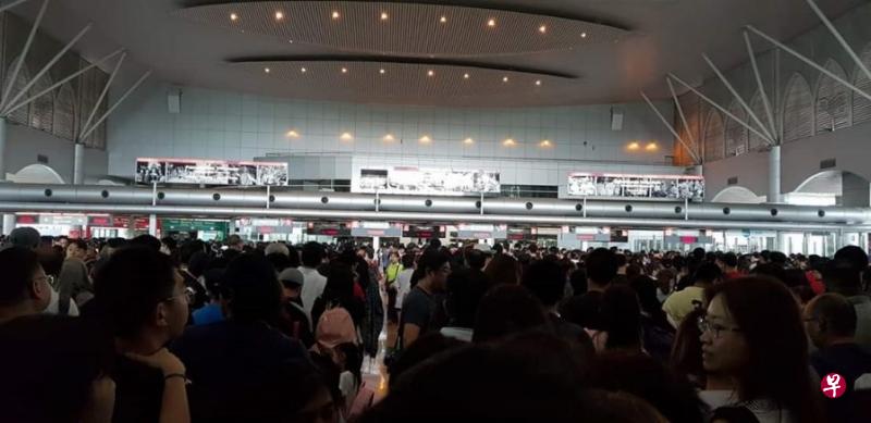 新山关卡出境大厅周一下午3时迎来大批通关人潮,通关者纷纷在面簿贴文奔走相告,提醒准备通关人士。(互联网) 新山关卡出境大厅周一下午3时迎来大批通关人潮,通关者纷纷在面簿贴文奔走相告,提醒准备通关人士。(互联网)