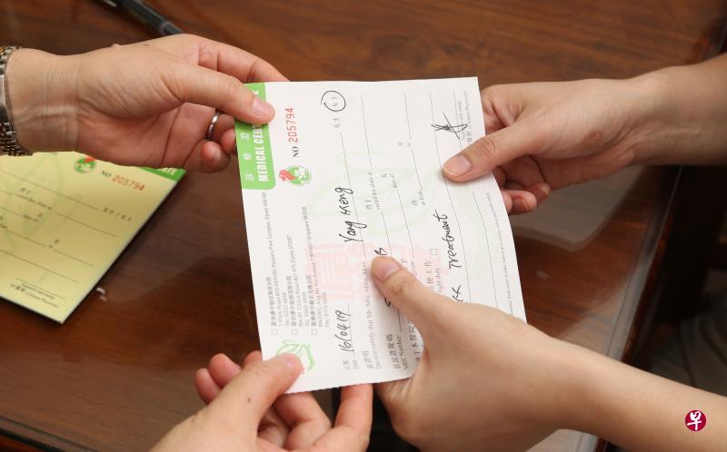 有越来越多雇主承认中医开出的病假单,还允许员工报销看中医的费用。(特约陈福洲摄) 有越来越多雇主承认中医开出的病假单,还允许员工报销看中医的费用。(特约陈福洲摄)