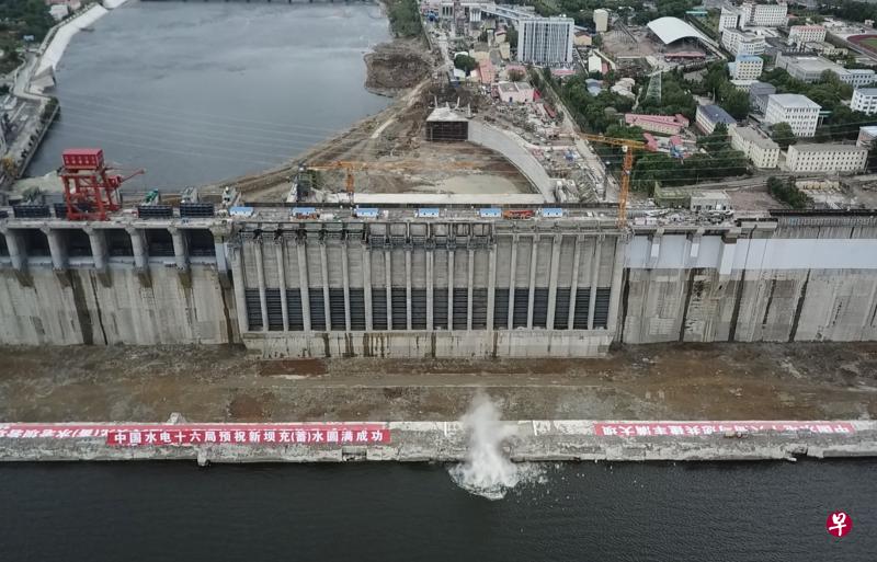 运行了80年之久的中国第一座大型水电站、丰满水电站老坝昨天完成历史使命,建设了五年的新坝开始挡水,投入正常运行。(中新社) 运行了80年之久的中国第一座大型水电站、丰满水电站老坝昨天完成历史使命,建设了五年的新坝开始挡水,投入正常运行。(中新社)