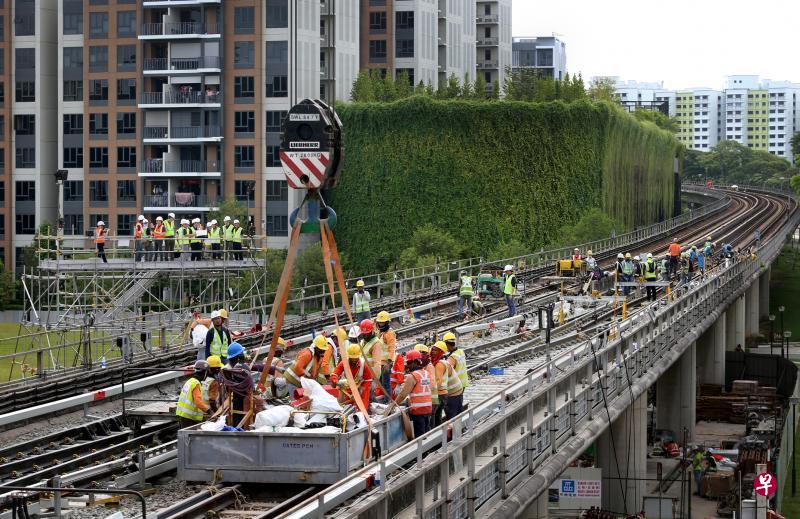 坎贝拉地铁站建设工程进展顺利,基础建设统筹部长兼交通部长许文远(后方搭台上)昨天到工地视察工程团队完成新的转向轨安装工作。(严宣融摄) 坎贝拉地铁站建设工程进展顺利,基础建设统筹部长兼交通部长许文远(后方搭台上)昨天到工地视察工程团队完成新的转向轨安装工作。(严宣融摄)