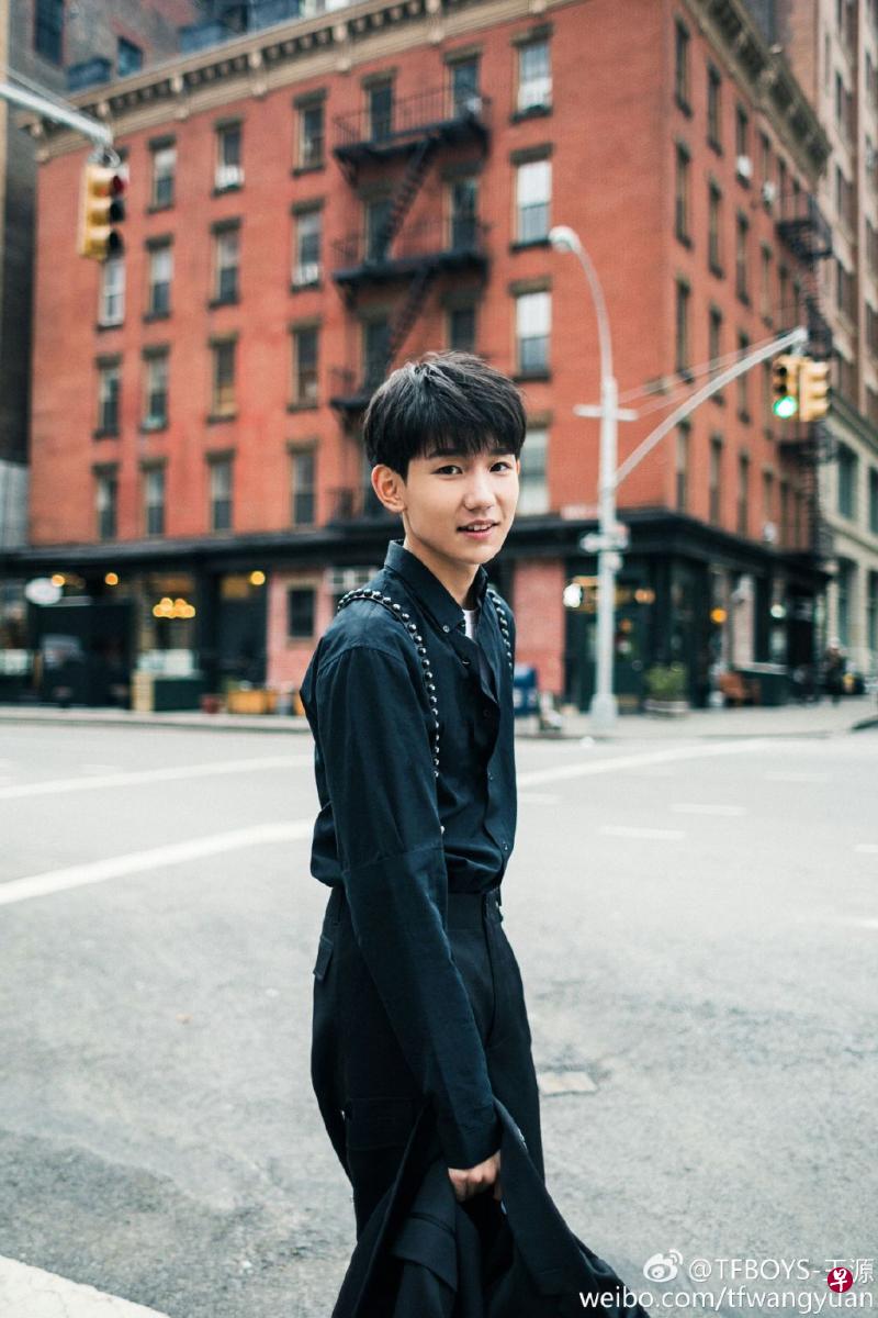 中国知名艺人王源今天就吸烟一事公开致歉。他在微博发文称:“对不起!这件事让我深刻反思了自己的行为,对自己造成的不良社会影响,我感到十分抱歉和愧疚。”(微博) 中国知名艺人王源今天就吸烟一事公开致歉。他在微博发文称:“对不起!这件事让我深刻反思了自己的行为,对自己造成的不良社会影响,我感到十分抱歉和愧疚。”(微博)