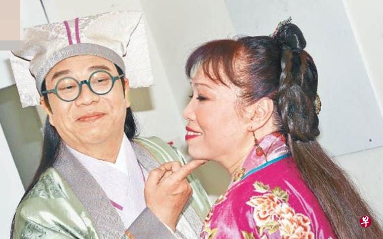 欧阳震华(左)为《爱.回家之开心速递》友情客串,与群姐演“一对”。(互联网) 欧阳震华(左)为《爱.回家之开心速递》友情客串,与群姐演“一对”。(互联网)