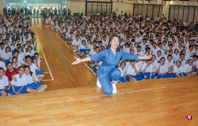 本地艺人李心钰与千名华义学子合影留念。(华义中学提供) 本地艺人李心钰与千名华义学子合影留念。(华义中学提供)