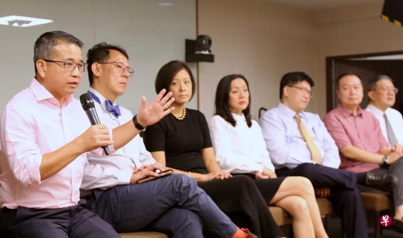 卫生部兼律政部高级政务部长唐振辉(左起)与全科医学学院院长陈智礼医生等工作小组成员,昨天在伊丽莎白诺维娜医院与105名医生讨论要如何改善新加坡医药理事会处理纪律事件的程序等。(庄耿闻摄) 卫生部兼律政部高级政务部长唐振辉(左起)与全科医学学院院长陈智礼医生等工作小组成员,昨天在伊丽莎白诺维娜医院与105名医生讨论要如何改善新加坡医药理事会处理纪律事件的程序等。(庄耿闻摄)