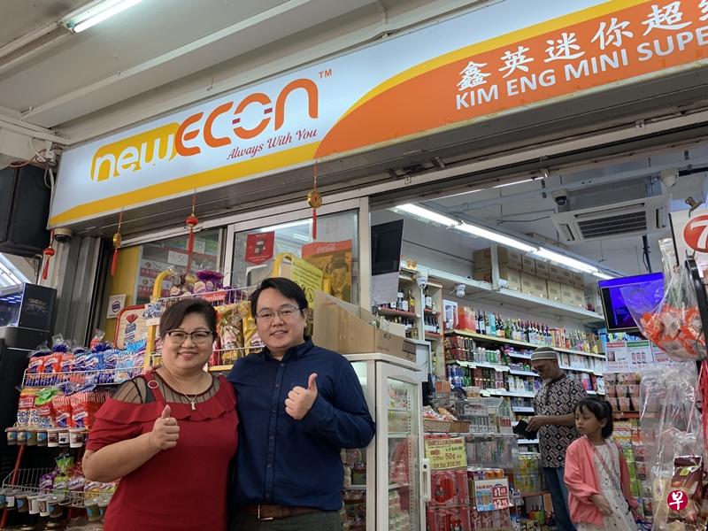 鑫英迷你超市的老板娘刘秀丽和儿子陈俊更。(陈玉能摄) 鑫英迷你超市的老板娘刘秀丽和儿子陈俊更。(陈玉能摄)