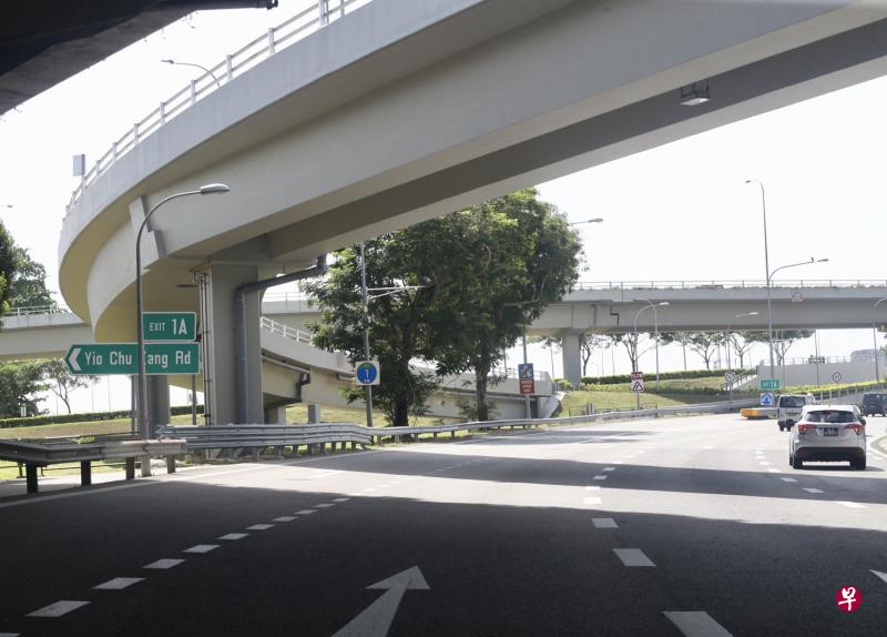 两名被告路经中央快速公路朝往市区的方向,在靠近杨厝港出口处的路段上赛车。(档案照) 两名被告路经中央快速公路朝往市区的方向,在靠近杨厝港出口处的路段上赛车。(档案照)