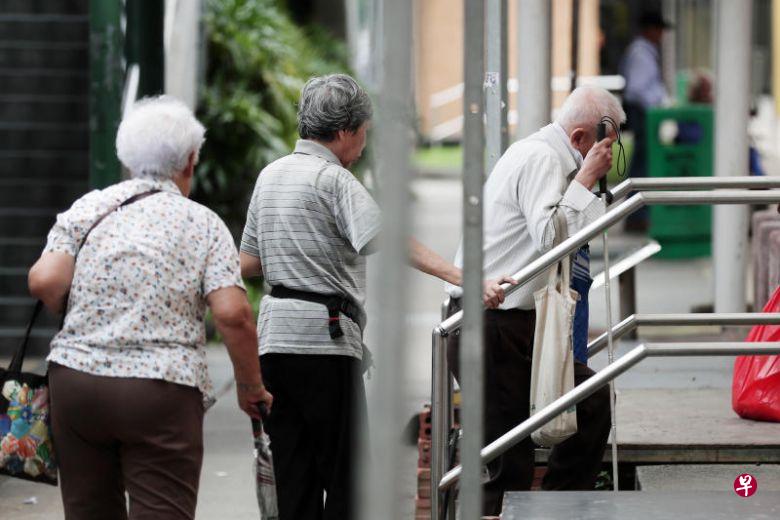 调查显示,年满65岁的单身年长者每月需要1379元来满足基本需求。(海峡时报) 调查显示,年满65岁的单身年长者每月需要1379元来满足基本需求。(海峡时报)