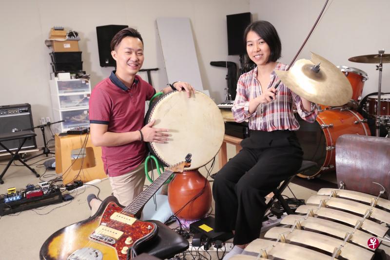 鼎艺团民族打击乐手刘峰华(左)与前卫乐团Observatory的打击乐手王璎璎(右),在不同的音乐道路上,探索打击乐的边界。 鼎艺团民族打击乐手刘峰华(左)与前卫乐团Observatory的打击乐手王璎璎(右),在不同的音乐道路上,探索打击乐的边界。