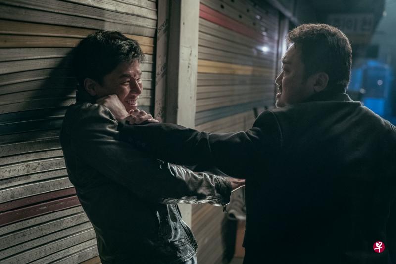 《恶人传》黑道大哥马东石(右)与警察金武烈大打出手。 《恶人传》黑道大哥马东石(右)与警察金武烈大打出手。